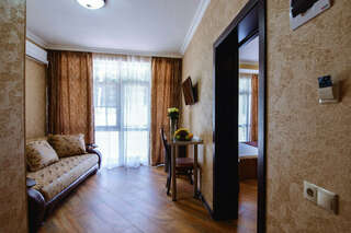 Гостевой дом Парус Головинка Улучшенный четырехместный номер-2